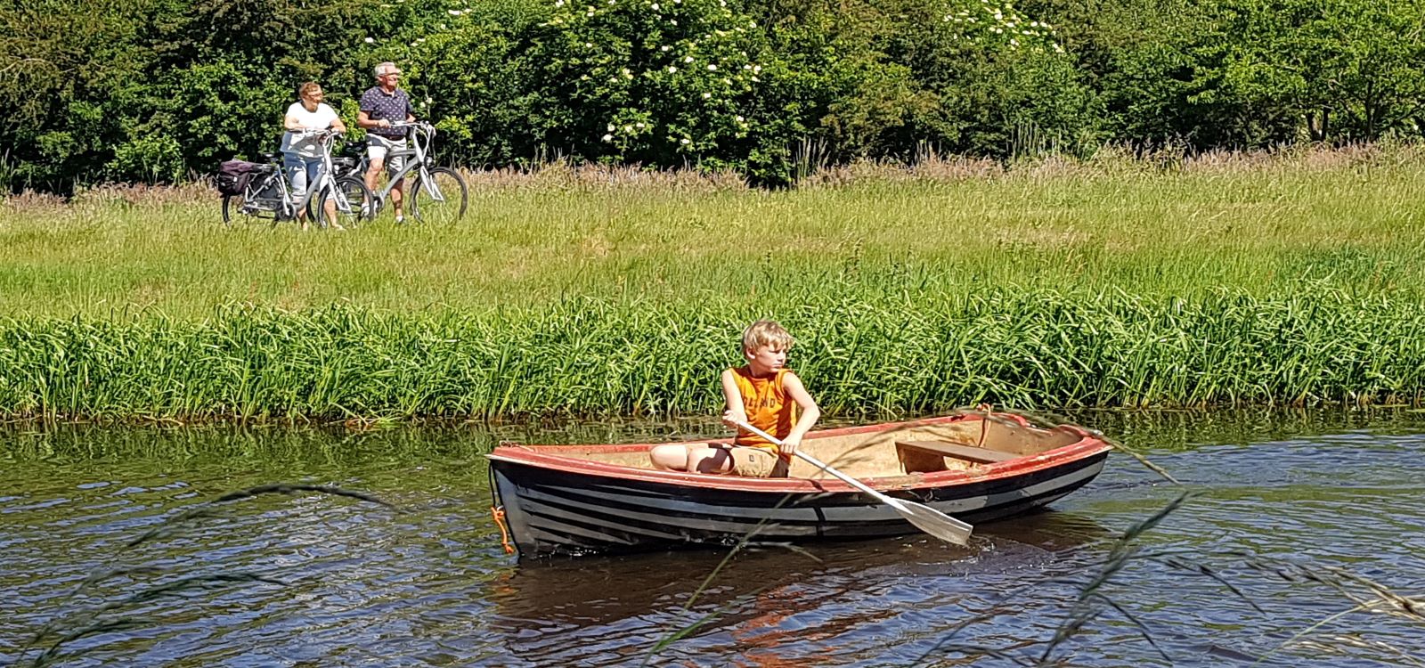 Bootje varen voor de camping  - Camping Roelage Westerwolde